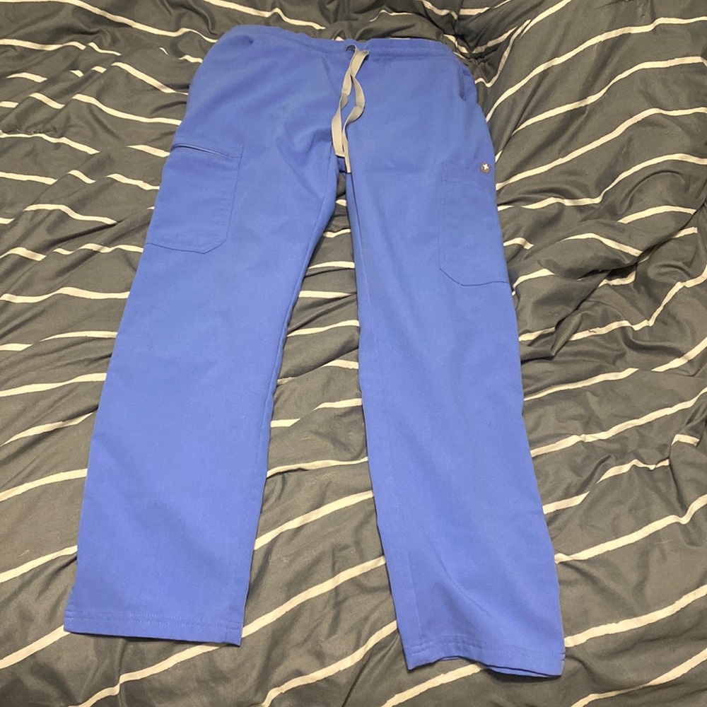 Figs xs petite yola scrubs pant in ceil blue